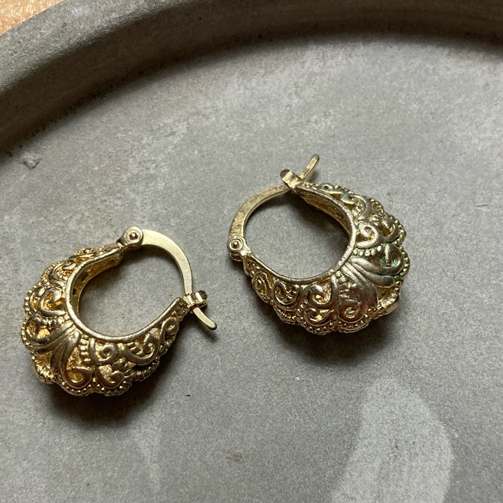 Elegant Vintage Hoop Earrings - Picture 2 of 4